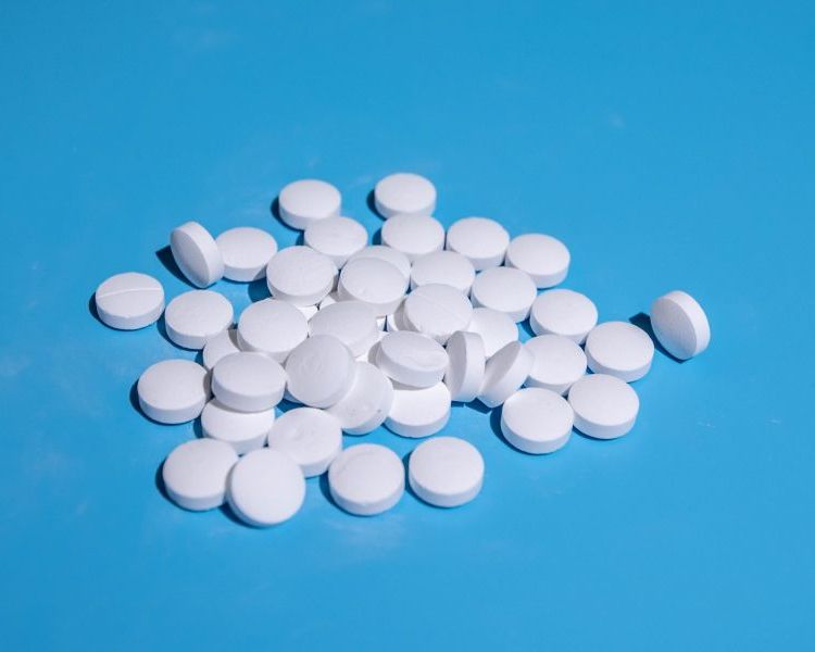 Swimming pool disinfectant tablet